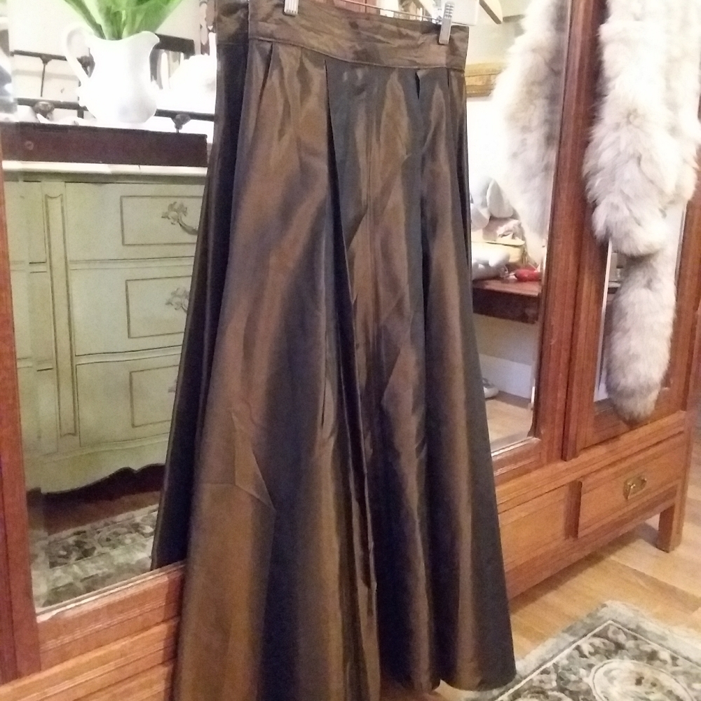 SOLD Nygard Taffeta skirt.